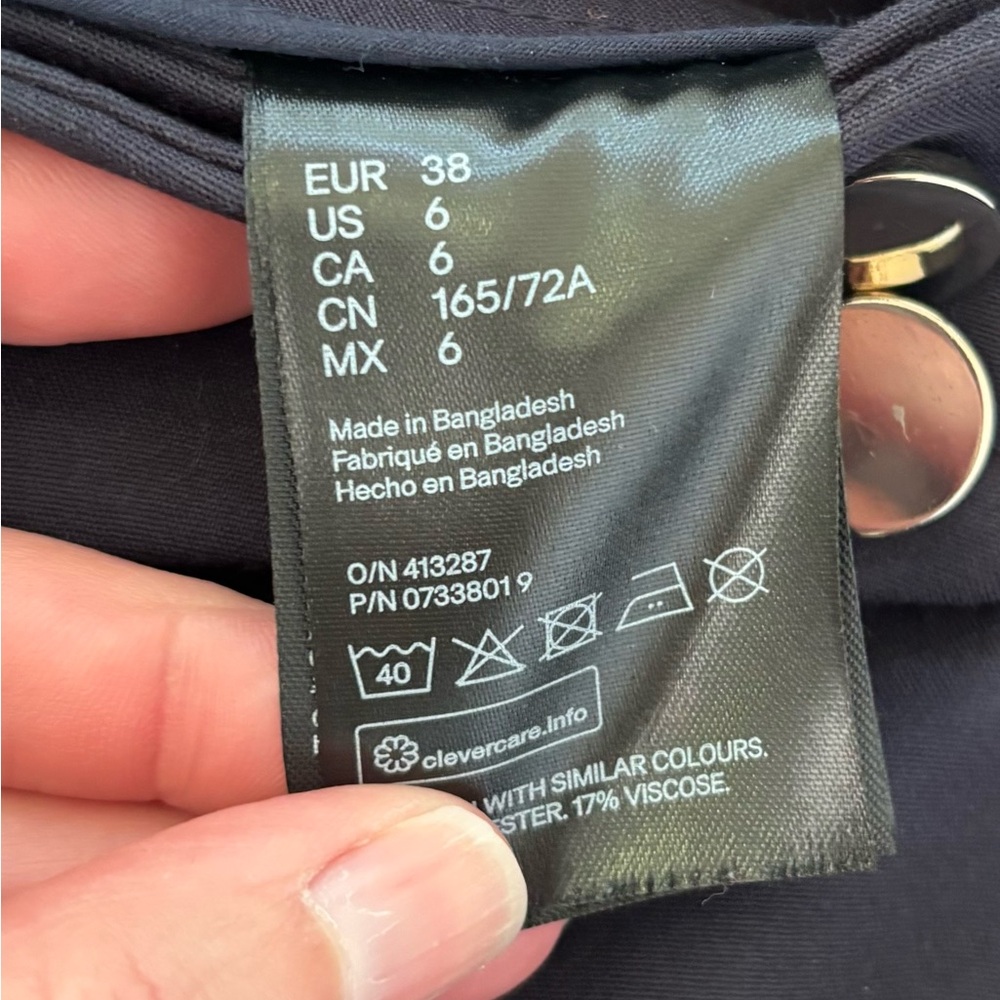 H&M shorts in high waisted navy. EUC with pockets and silver tone button detail. - Picture 5 of 9